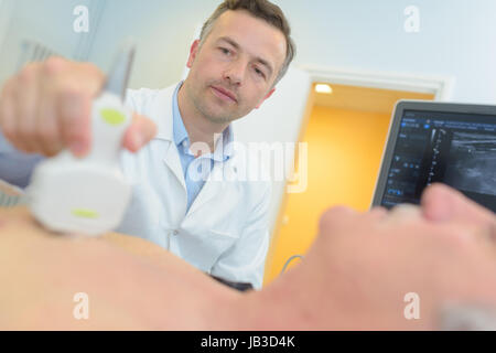 älterer Mann zu scannenden in Arztpraxis Stockfoto