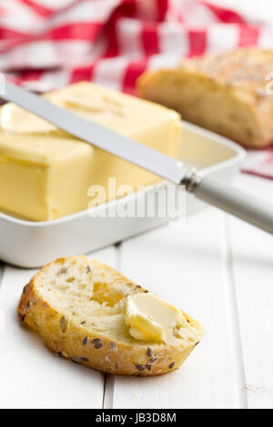 Brot mit Butter auf weißer Holztisch Stockfoto