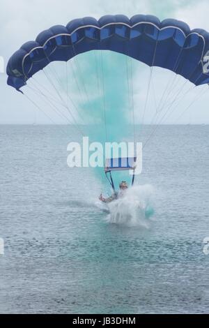 Die tigres Freefall Fallschirm Display Team, Torbay Airshow 2016. Nasse Landung mit grünem Rauch. Paignton, Devon, Großbritannien. Stockfoto