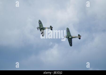 Torbay Airshow 2017, BATTLE OF BRITAIN MEMORIAL FLIGHT, Hurricane und Spitfire gegen eine niedrige Wolkenuntergrenze. Stockfoto