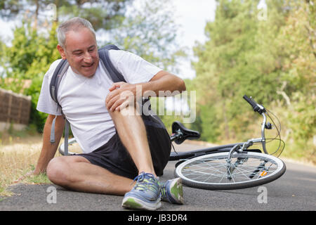 männliche Radfahrer nach Fahrradunfall verletzt Stockfoto