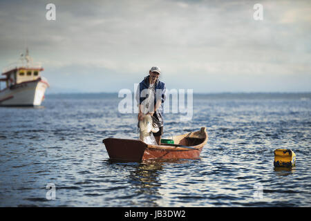 Pontal do Sul, Paraná, Brasilien - 3. Juni 2017: Fischer mit seinem Boot alleine Angeln. Stockfoto