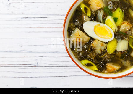 Sommer-Suppe mit Spinat, Kartoffeln und Sauerampfer Stockfoto