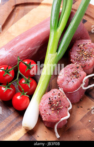 Gewürzte rohe Schweinefilet und frischem Gemüse Stockfoto