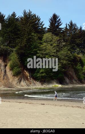 Junge Frau am Strand im Sonnenuntergang Bay State Park, Oregon Stockfoto