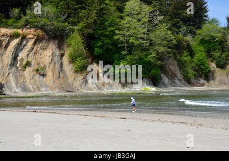 Junge Frau am Strand im Sonnenuntergang Bay State Park, Oregon Stockfoto