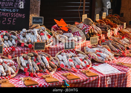 Schalen mit traditionellen Fleisch- und Wurstwaren gestapelt angezeigt in Weidenkörbe für den Verkauf auf einen Stand auf einem lokalen Markt in der Altstadt in Annecy, Frankreich Stockfoto