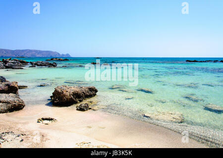 Elafonisi oder Elafonissi, "Deer Island" in griechischer Sprache, ist eine Insel in der Nähe der südwestlichen Ecke von der mediterranen Insel Kreta, Griechenland. Elafonisi ist ein längliches, die oft "bricht" in zwei Teilen Wasser, die den Eindruck des Seins eine eigene Insel. Die Insel ist ein Naturschutzgebiet. Stockfoto