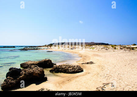 Elafonisi oder Elafonissi, "Deer Island" in griechischer Sprache, ist eine Insel in der Nähe der südwestlichen Ecke von der mediterranen Insel Kreta, Griechenland. Elafonisi ist ein längliches, die oft "bricht" in zwei Teilen Wasser, die den Eindruck des Seins eine eigene Insel. Die Insel ist ein Naturschutzgebiet. Stockfoto