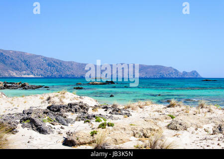 Elafonisi oder Elafonissi, "Deer Island" in griechischer Sprache, ist eine Insel in der Nähe der südwestlichen Ecke von der mediterranen Insel Kreta, Griechenland. Elafonisi ist ein längliches, die oft "bricht" in zwei Teilen Wasser, die den Eindruck des Seins eine eigene Insel. Die Insel ist ein Naturschutzgebiet. Stockfoto