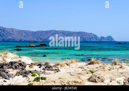 Elafonisi oder Elafonissi, "Deer Island" in griechischer Sprache, ist eine Insel in der Nähe der südwestlichen Ecke von der mediterranen Insel Kreta, Griechenland. Elafonisi ist ein längliches, die oft "bricht" in zwei Teilen Wasser, die den Eindruck des Seins eine eigene Insel. Die Insel ist ein Naturschutzgebiet. Stockfoto