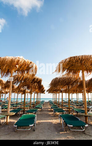 Sonnenschirme und Liegestühle am Strand von Elafonissi, Kreta, Griechenland Stockfoto