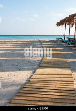 Sonnenschirme und Liegestühle am Strand von Elafonissi, Kreta, Griechenland Stockfoto