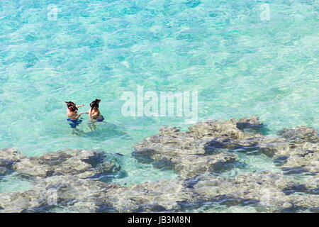 Honolulu, Hawaii, USA - 29. Mai 2016: Menschen, die genießen das kristallklare Wasser bei Hanauma Bay Nature Preserve Stockfoto