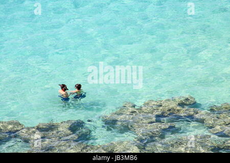 Honolulu, Hawaii, USA - 29. Mai 2016: Menschen, die genießen das kristallklare Wasser bei Hanauma Bay Nature Preserve Stockfoto