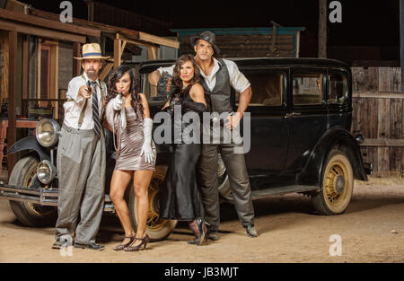 Gruppe der 1920er Jahre Vintage Gangster außerhalb mit dem Ziel, Waffen Stockfoto