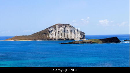 Mokoli'i Island (früher bekannt als der veraltete Begriff „Chinaman's hat“) ist eine Basaltinsel in KÄneÊ»ohe Bay, Hawaii. Stockfoto