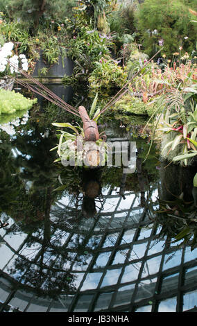 Stahlskulptur einer Libelle im Nebelwald in Gardens by the Bay-Singapur Stockfoto