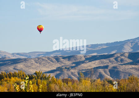 Heißluftballon fliegen über die Ausläufer Stockfoto