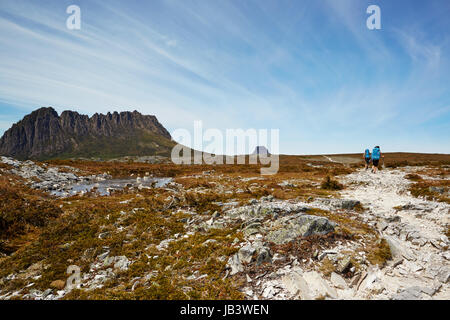 Windgepeitschten Wanderer auf die desolate Overland Trail, Tasmanien Stockfoto