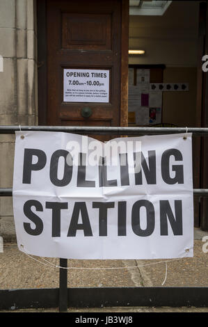 Polling Station mit Öffnungszeit Schildern am Eingang der Bibliothek im Norden Londons. Stockfoto