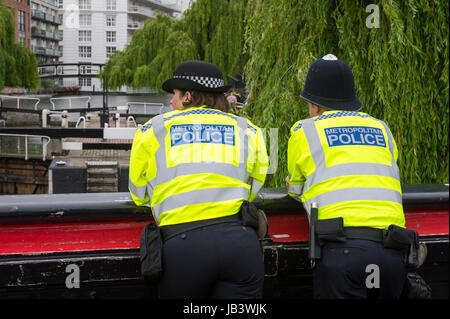 LONDON - 8. Juni 2017: Zwei Metropolitan Police Officers in Hochsicht Jacken wachen über Camden Lock in London. UK am Wahltag Stockfoto