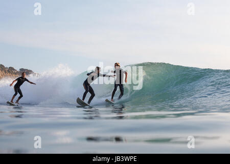 Überfüllte Wellen in Südkalifornien führen zwei Surfer in eine Prügelei zu engagieren, während sie im Internet surfen am Schwarzen Strand. Stockfoto