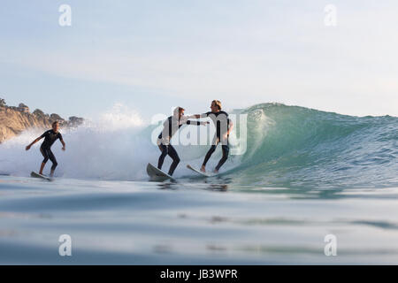 Überfüllte Wellen in Südkalifornien führen zwei Surfer in eine Prügelei zu engagieren, während sie im Internet surfen am Schwarzen Strand. Stockfoto