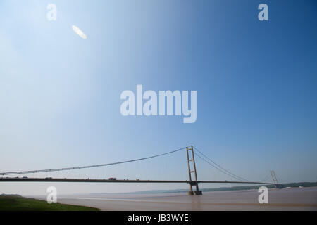 Stock Foto: The Humber Bridge gesehen von Barton-Upon-Humber an einem sonnigen Tag.  Foto: Chris Vaughan Fotografie Datum: 25. Mai 2017 Stockfoto