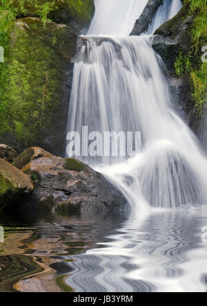 Landschaft, zeigt die Triberger Wasserfälle im Schwarzwald in Süddeutschland mit fließendem Wasser und bewachsenen Steinen Stockfoto