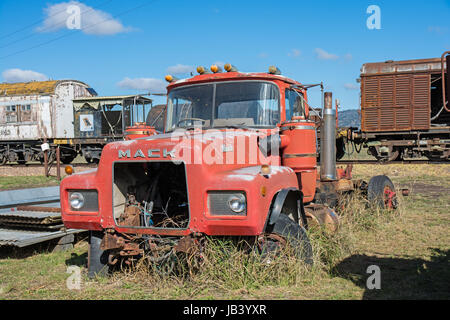 Alte rote Mack Truck in einem Fahrzeug-Friedhof. Stockfoto