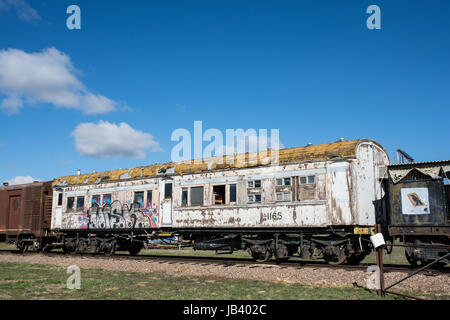 Alte Kutsche rollendes Eisenbahnmaterial auf einem Abstellgleis. Stockfoto