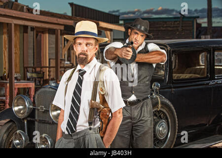 Ruhig Vintage Gangster mit Pistole und Wache mit dem Ziel Maschinengewehr Stockfoto