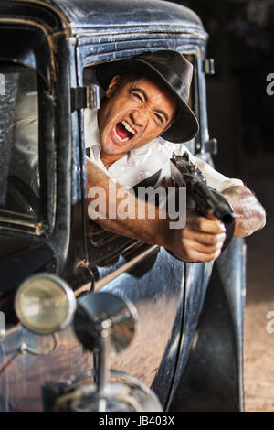 Schreiende Mann feuert Maschinenpistole von der 1920er Jahre Oldtimer Stockfoto