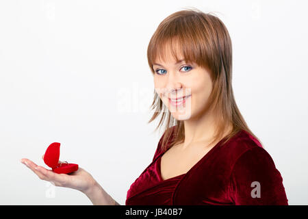 junge schöne Frau öffnet die Ring-box Stockfoto