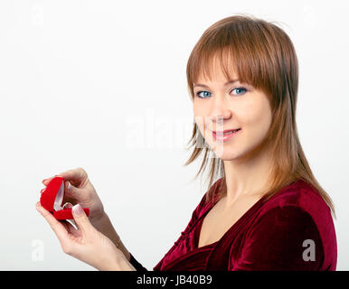 junge schöne Frau öffnet die Ring-box Stockfoto