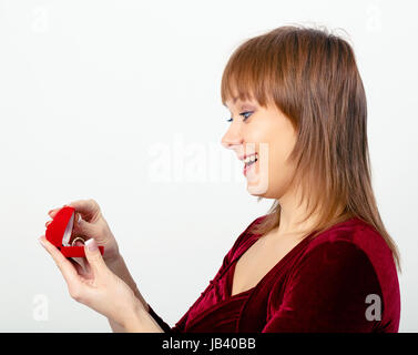 junge schöne Frau öffnet die Ring-box Stockfoto