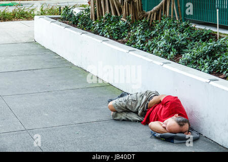 Miami Beach Florida, Bürgersteig, Männer männlich, obdachlos, schlafen auf dem Boden, Bürgersteig, FL170401070 Stockfoto