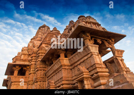 Kandariya Mahadeva Tempel, Lord Shiva geweiht, westlichen Tempel von Khajuraho, Madhya Pradesh, Indien. Khajuraho ist ein UNESCO-Weltkulturerbe, beliebt für Touristen auf der ganzen Welt. Stockfoto