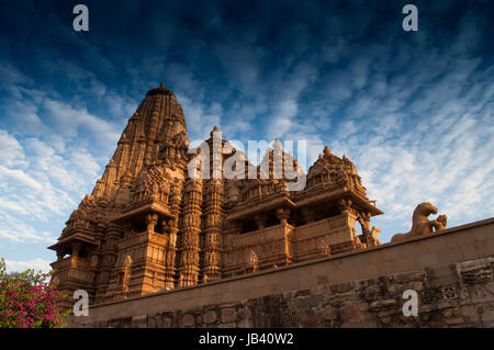 Kandariya Mahadeva Tempel, Lord Shiva geweiht, westlichen Tempel von Khajuraho, Madya Pradesh, Indien. Khajuraho ist ein UNESCO-Weltkulturerbe, beliebt für Touristen auf der ganzen Welt. Stockfoto