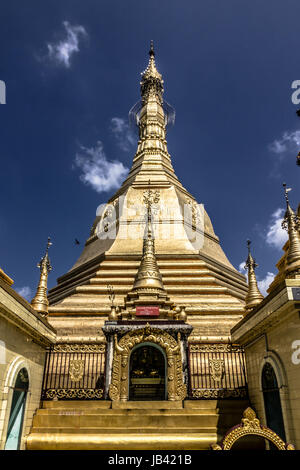 Zentrales Heiligtum der Sule-Pagode im Zentrum von Yangon, Myanmar<br><a href='http://en.wikipedia.org/wiki/Sule Pagoda' target=' blank'>Sule-Pagode</a> <a href='http://en.wikipedia.org/wiki/Yangon' target=' blank'>Yangon</a>, Yangon Division, Myanmar Stockfoto