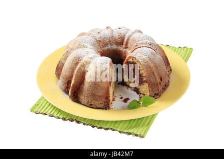 Frisch gebackene Gugelhupf mit Puderzucker bestreut Stockfoto