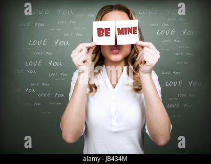 Porträt von romantische Frau mit Papier-Karte mit Text "be mine", liebe dich, konzeptionelle Foto der Frau drückt Zuneigung, Valentinstag Stockfoto