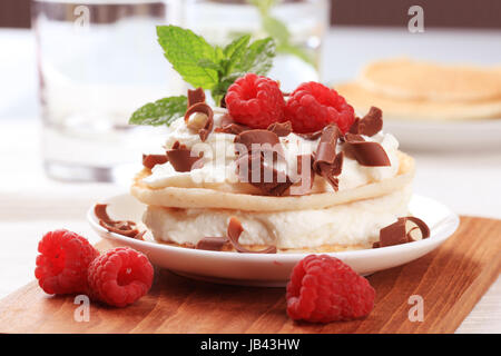 Pfannkuchen mit Käse und frischen Himbeeren Stockfoto