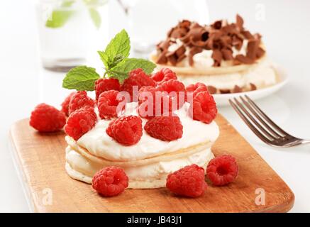 Pfannkuchen mit süßer cremiger Käse und frischen Himbeeren Stockfoto