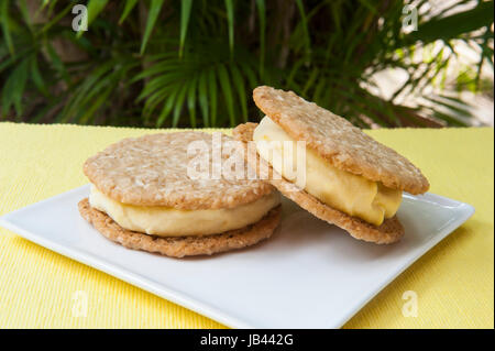 Lemon Ice Cream und Haferflocken Cookies Eis-sandwich Stockfoto