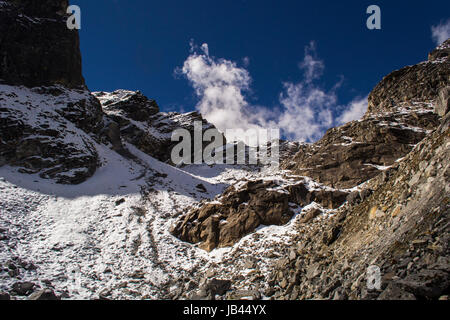 Langtang Nationalpark, Nepal. Blick auf den Ganja La Pass unter blauen Himmel. Stockfoto