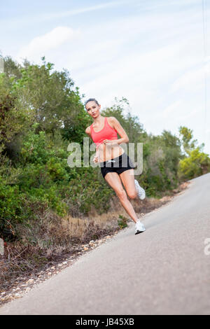 Junge anziehend Sportliche Frau Beim Laufen Joggen Im Freien Sommer Freizeit gesundheit sport bewegung Stockfoto