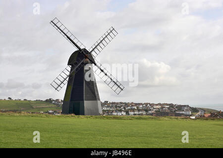 Windmühle auf Klippen über dem Dorf der Weltumrundung in der Nähe von Brighton in East Sussex. England. Stockfoto