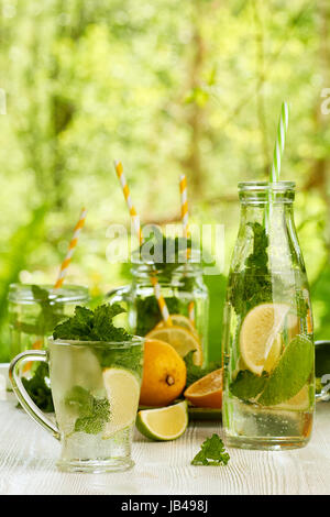 Frische Sommer-drinks in Glaswaren auf weißer Holztisch Stockfoto
